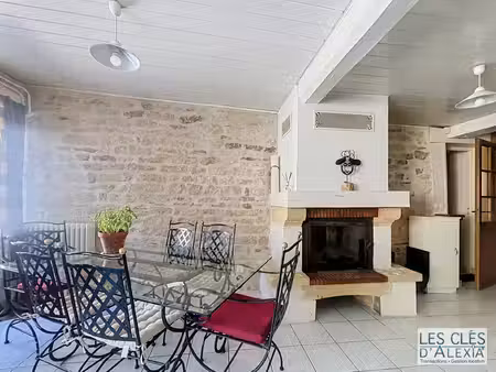 maison de caractère à rafraîchir – 108 m² + 55 m² aménageables au centre d'anse