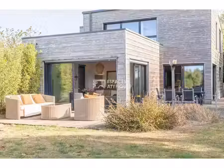 belle maison en bois contemporaine et son jardin paysagé