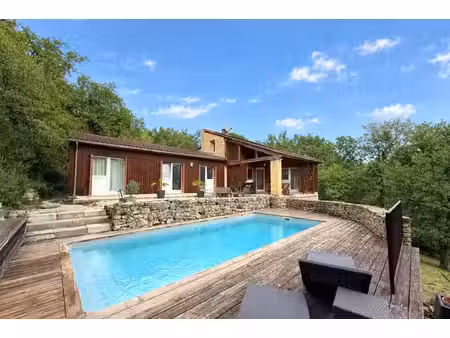 maison en pierre et en bois à vendre  au milieu d'une forêt