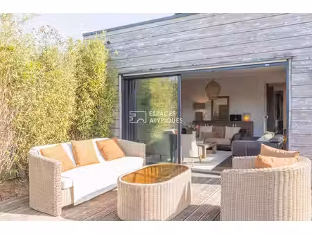 belle maison en bois contemporaine et son jardin paysagé