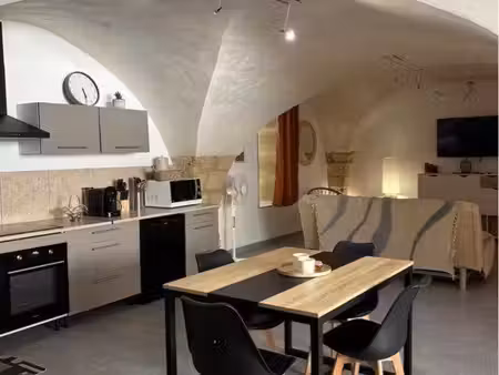 magnifique 77m2 avec cour et parking privé dans le centre historique de sommières