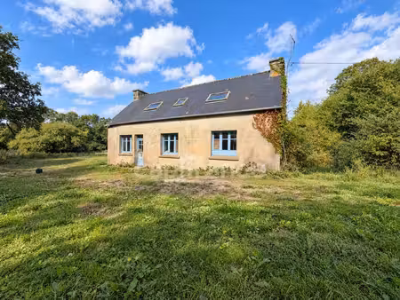 exclusivité - trebrivan - maison avec terrain de plus de 2 hectares et dépendances à vendr