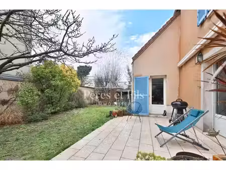 maison familiale  baignée de lumière  au sein d'une allée privée avec un grand jardin - qu