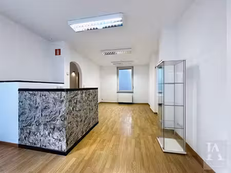 rez commercial ou de bureau situé dans le centre de fléron