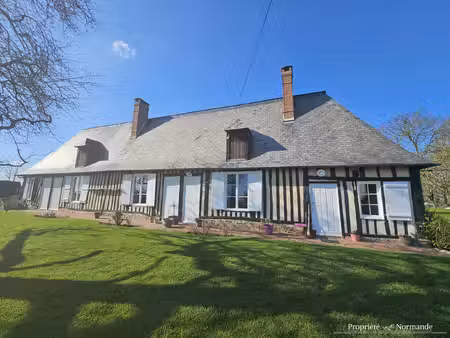 maison normande au milieu de son verger.