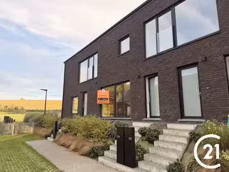 située au coeur du village d'hamois : nouvelle villa meublée