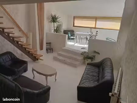 chambre dans un loft avec terrasse en bord de rivière