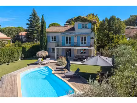 maison de luxe à vendre dans le quartier gardure