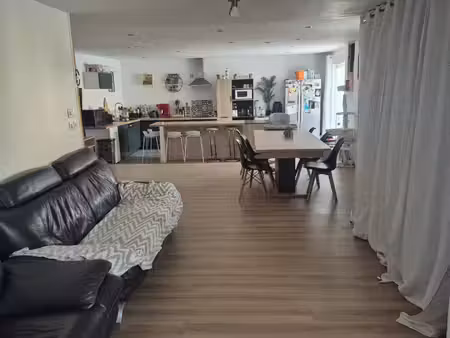 maison familiale avec jardin et garage dans le bourg d'escurolles  commodités..