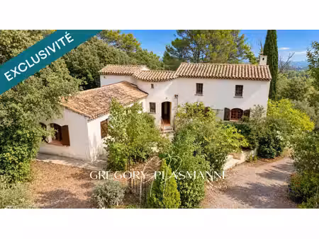 maison de 3 chambres à rafraichir sur un terrain constructible de 5550 m2 avec piscine !