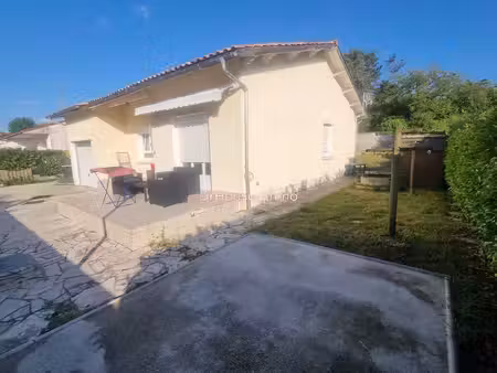 maison de charme avec 4 chambres  grand jardin et garage  offrant tranquillité et commodit