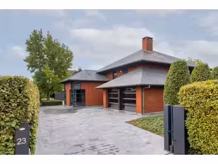 stijlvolle villa met 5 slpks  bureau en dubbele garage