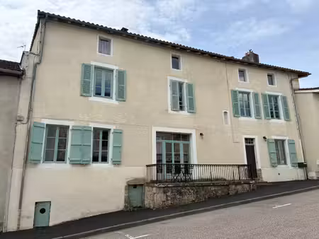grande maison de ville joliment rénovée  à rochechouart