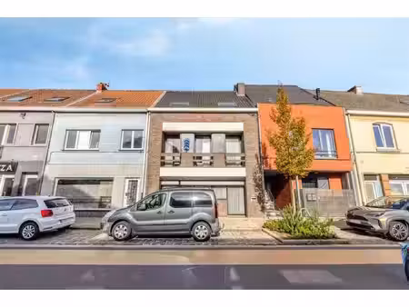 op te frissen ééngezinswoning met tuin en dubbele garage. vroegere slagerij met woonst.