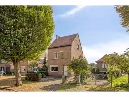 rustig gelegen  te renoveren open bebouwing met grote zonnige tuin.