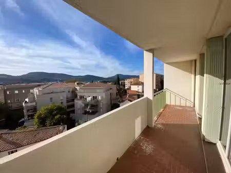 location appartement 4 pièces 89m2 hyères 83400 - 932 € - surface privée