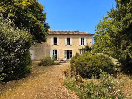 propriété de charme – 3 habitations  parc de 9 000 m² et grande piscine à 20mn de saint ém