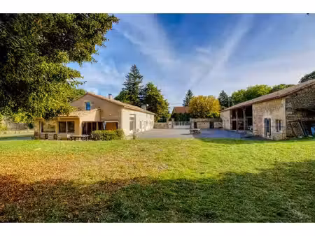 maison en pierre au style moderne  située dans un joli village et implantée sur un beau te