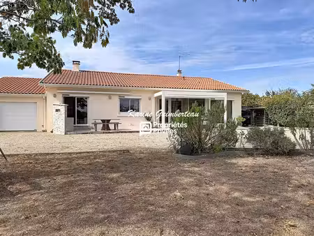 coutras : pavillon 5 pièces 149 m2 + garage + jardin