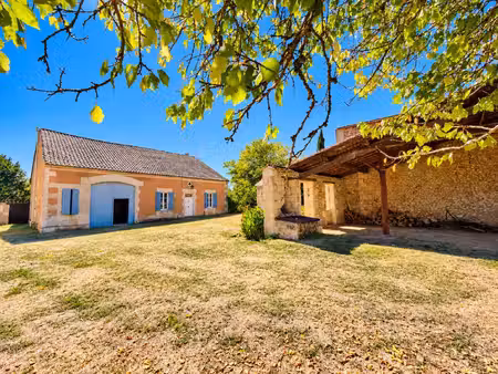 belle maison en pierre dans un hameau paisible