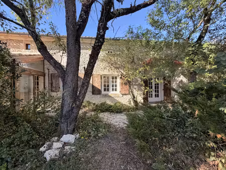 belle maison en pierre dans un environnement paisible  à proximité d’aigre