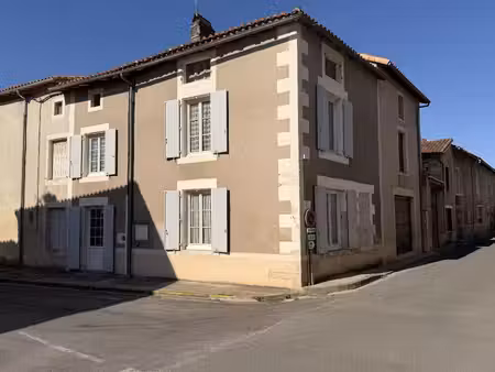 une belle opportunité d’investissement ou un pied-à-terre dans le magnifique village de ve