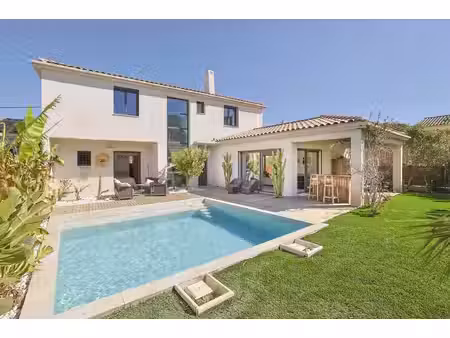 villa contemporaine -152 m2 piscine et double garage à proximité des commodités