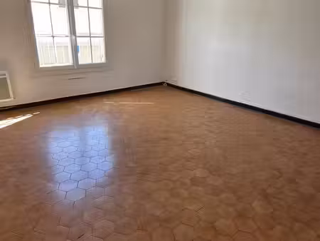 a vendre appartement type 3 au coeur du village de sollies -