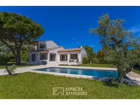 maison d'architecte et son grand parc arboré avec piscine