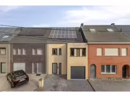 ruim instapklaar huis: 4 slaapkamers  garage en grote tuin