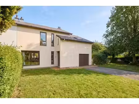 maison 3 façades avec beau potentiel!