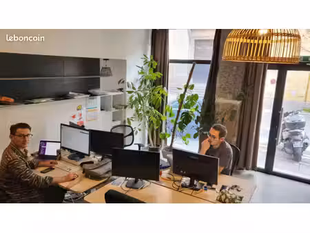 poste de travail dans coworking sympathique