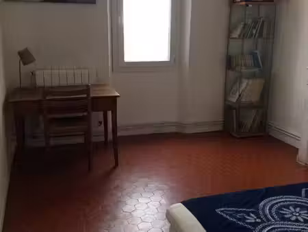 loue grande chambre dans une maison