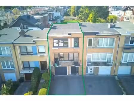 maison rénovée  quartier prisé  3 ch  jardin  garage  peb d.