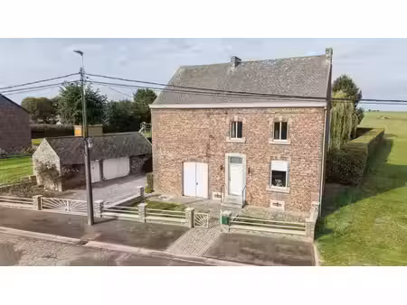 charmante maison située dans le village de ville-en-hesbaye!