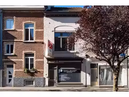 maison avec bureaux et cour