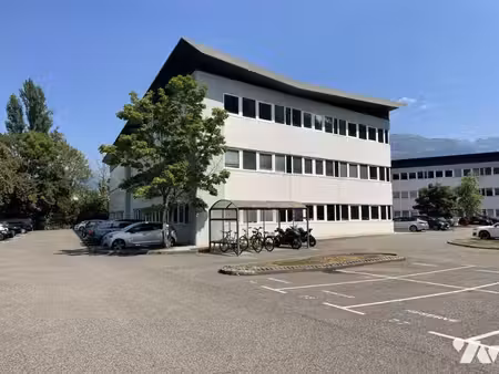 inovallee  belle surface de bureaux au 1er étage d'un bâtiment classé a