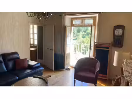 maison de village avec balcon et vue dégagée