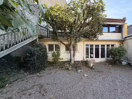 rare à pau - maison de ville avec jardin  garage & fort potentiel !