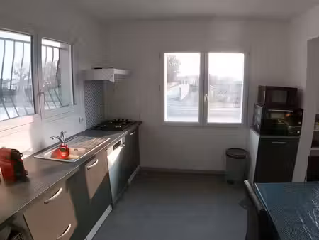t3 1er étage  terrasse  à l'année  parfait état disponible 18 novembre