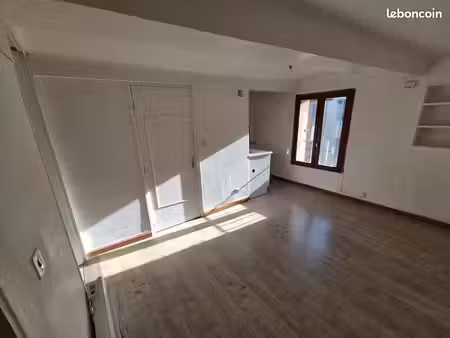 t2 lumineux 38 m² avec cave – centre-ville d’apt – 400 /mois