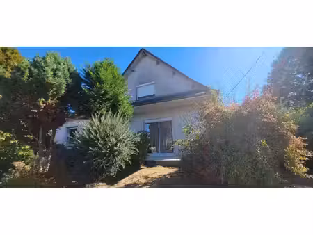 maison familiale avec beau terrain de 3 788 m2