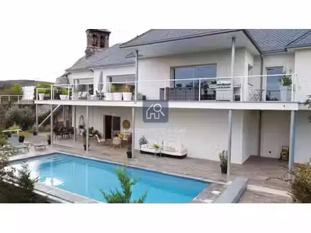 villa contemporaine avec piscine et vue panoramique