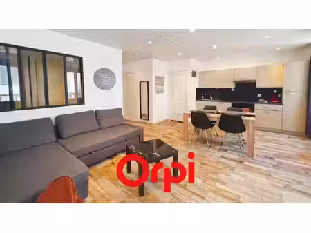 magnifique t2 meublé d’environ 37m² en plein coeur du centre ville de bandol