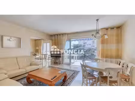 bandol – à 100 m de la plage – t3/4 de 84 m² traversant avec terrasse et aperçu mer