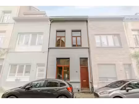 op te frissen huis met 4 slaapkamers te koop in borgerhout!