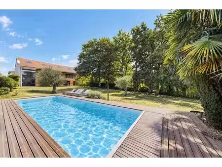maison contemporaine avec grand jardin et piscine