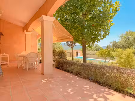 collobrières – villa de plain-pied de 142 m² avec piscine et prestations de qualité