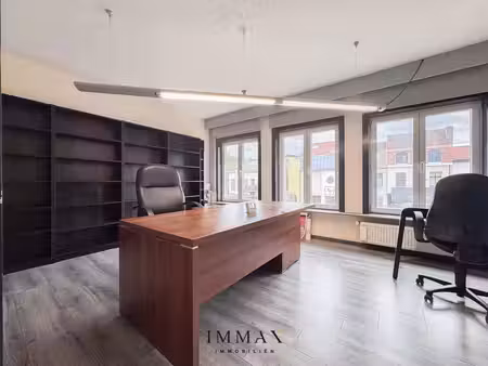 bureau avec espaces variés en zone prisée