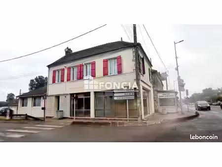 ensemble local commercial et appartement à dordives